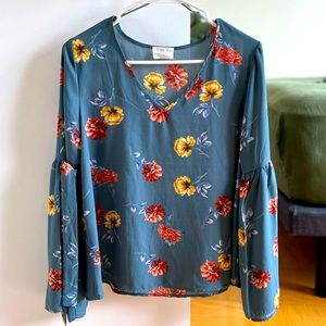 ‼️SOLD‼️ Sienna Sky 💙🌼 Floral Top, size M, blue with flowers